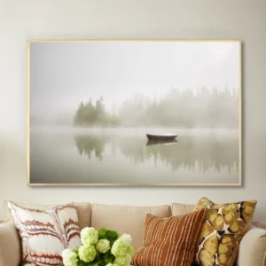 Barque solitaire sur un lac brumeux
