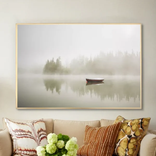 Barque solitaire sur un lac brumeux