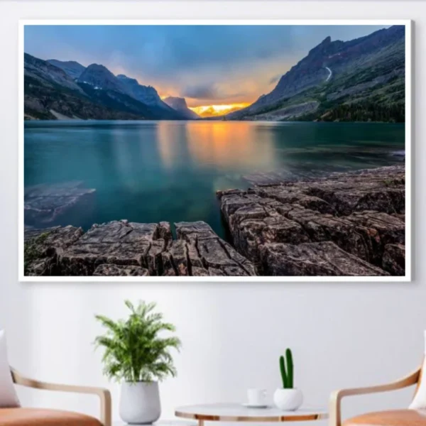 Lac entouré de montagnes au coucher du soleil--