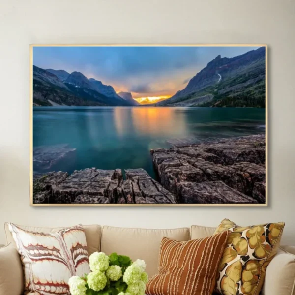 Lac entouré de montagnes au coucher du soleil