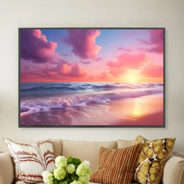 Plage au coucher du soleil avec des nuages roses--
